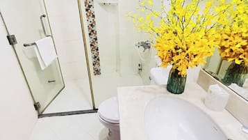 Ducha, artículos de tocador gratuitos, secador de pelo, pantuflas