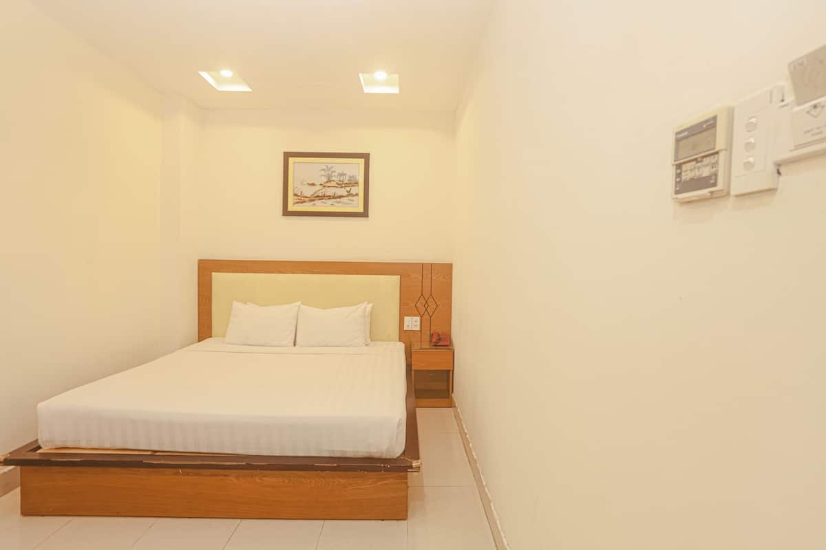 Basic Double Room | Minibar, desk, soundproofing, free WiFi