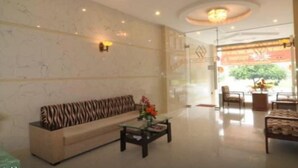 A modern lobby with a sofa, coffee table, and chairs. - Song Anh 3 Hotel (Ho Chi Minh City)