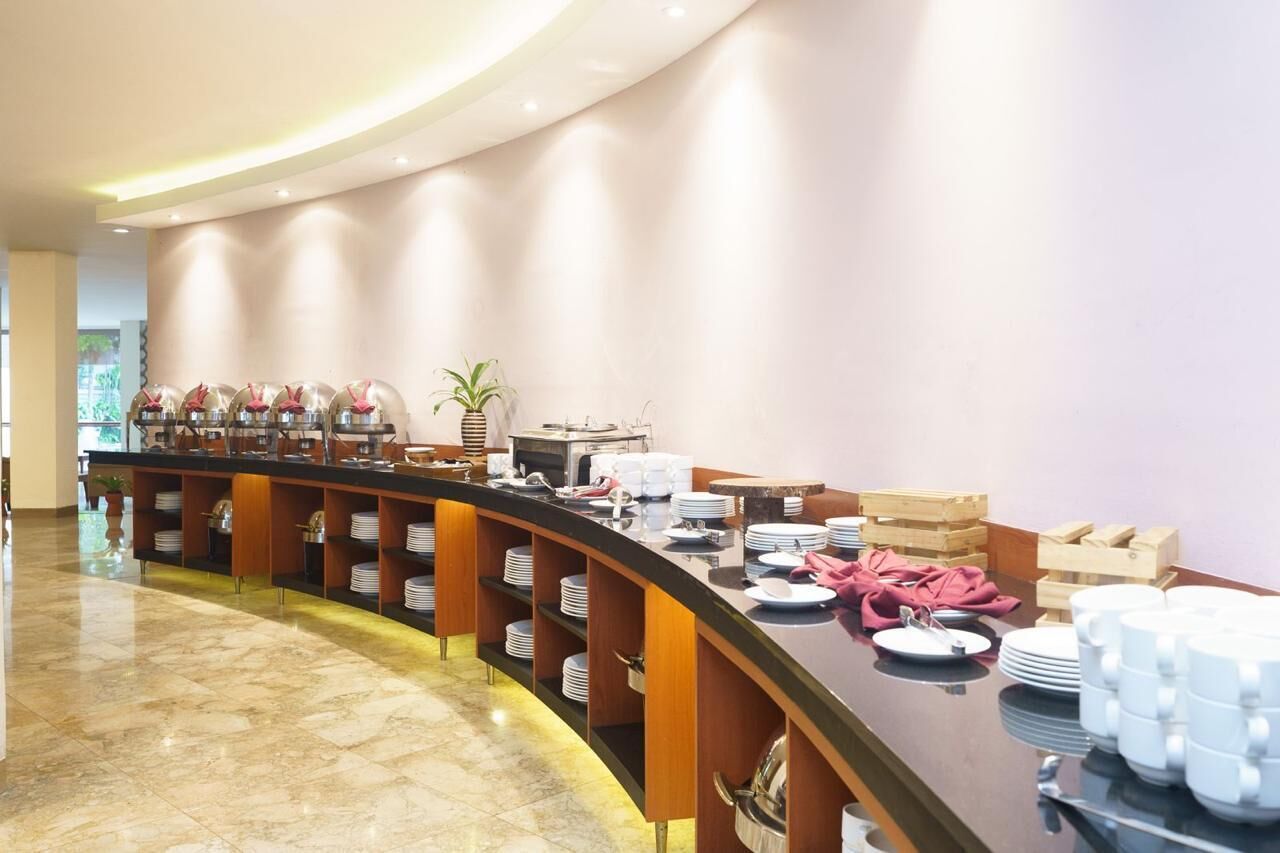 供应早餐、午餐和晚餐，国际美食