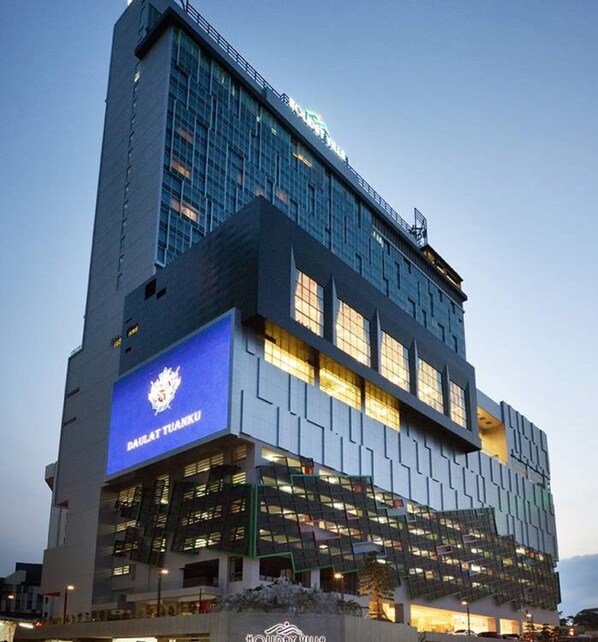 숙박 시설 정면 - 저녁/밤