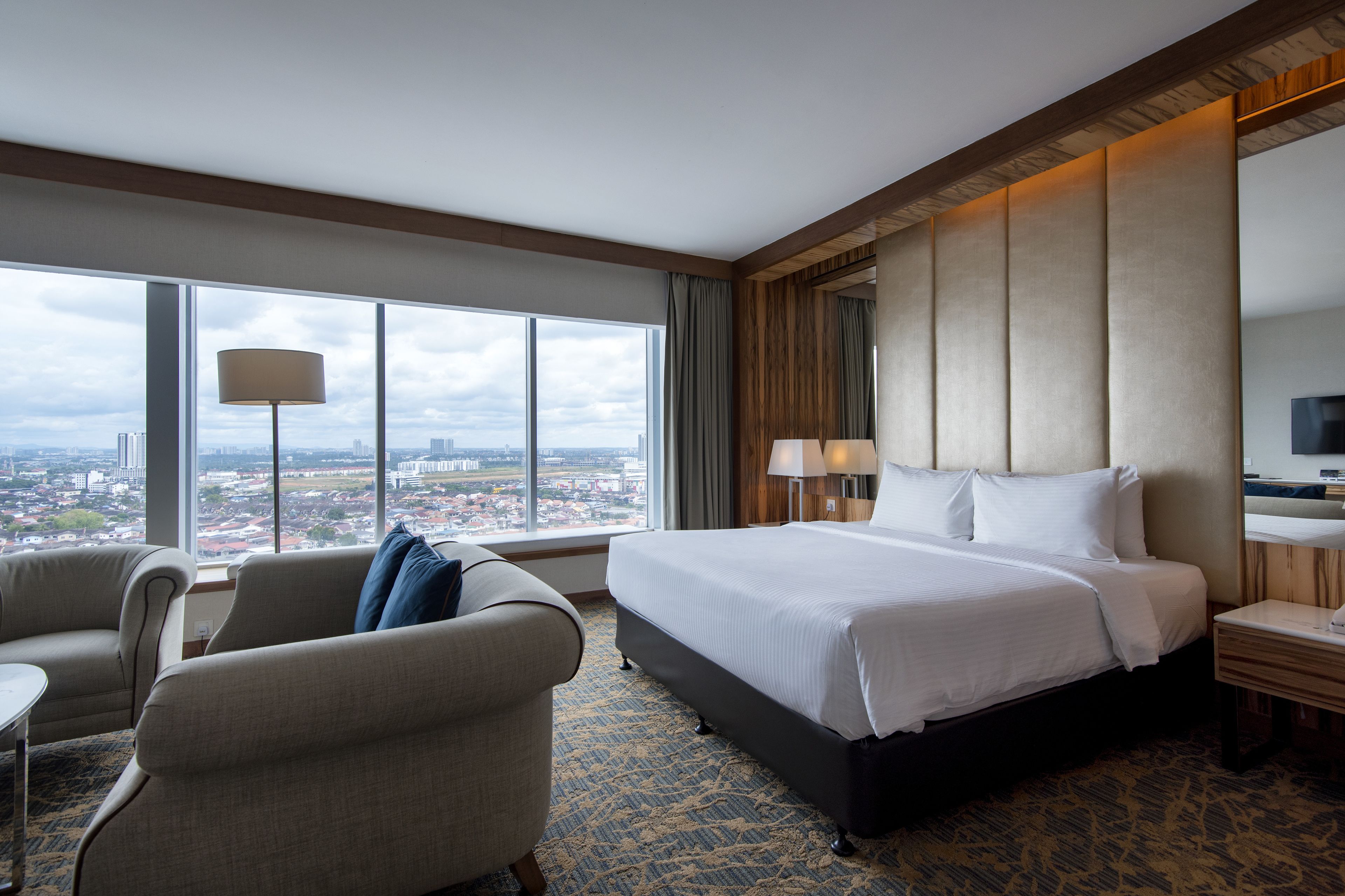 premium suite, 1 king bed, bathtub | in-room safe, desk, blackout curtains, soundproofing