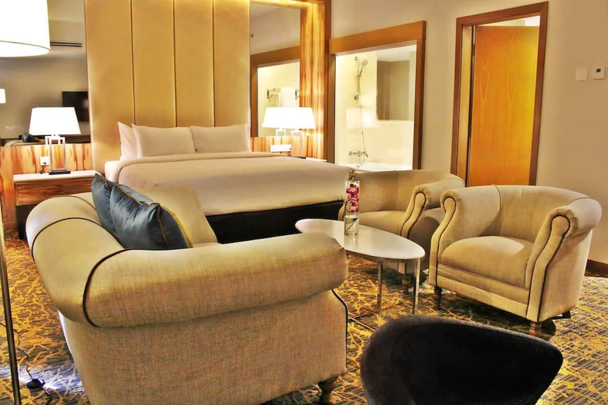 premium suite, 1 king bed, bathtub | in-room safe, desk, blackout curtains, soundproofing