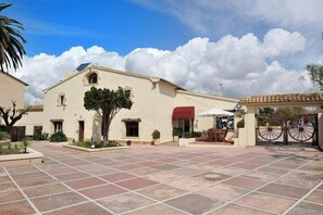 Exterior - Hostal del Priorat (Banyeres del Penedes)