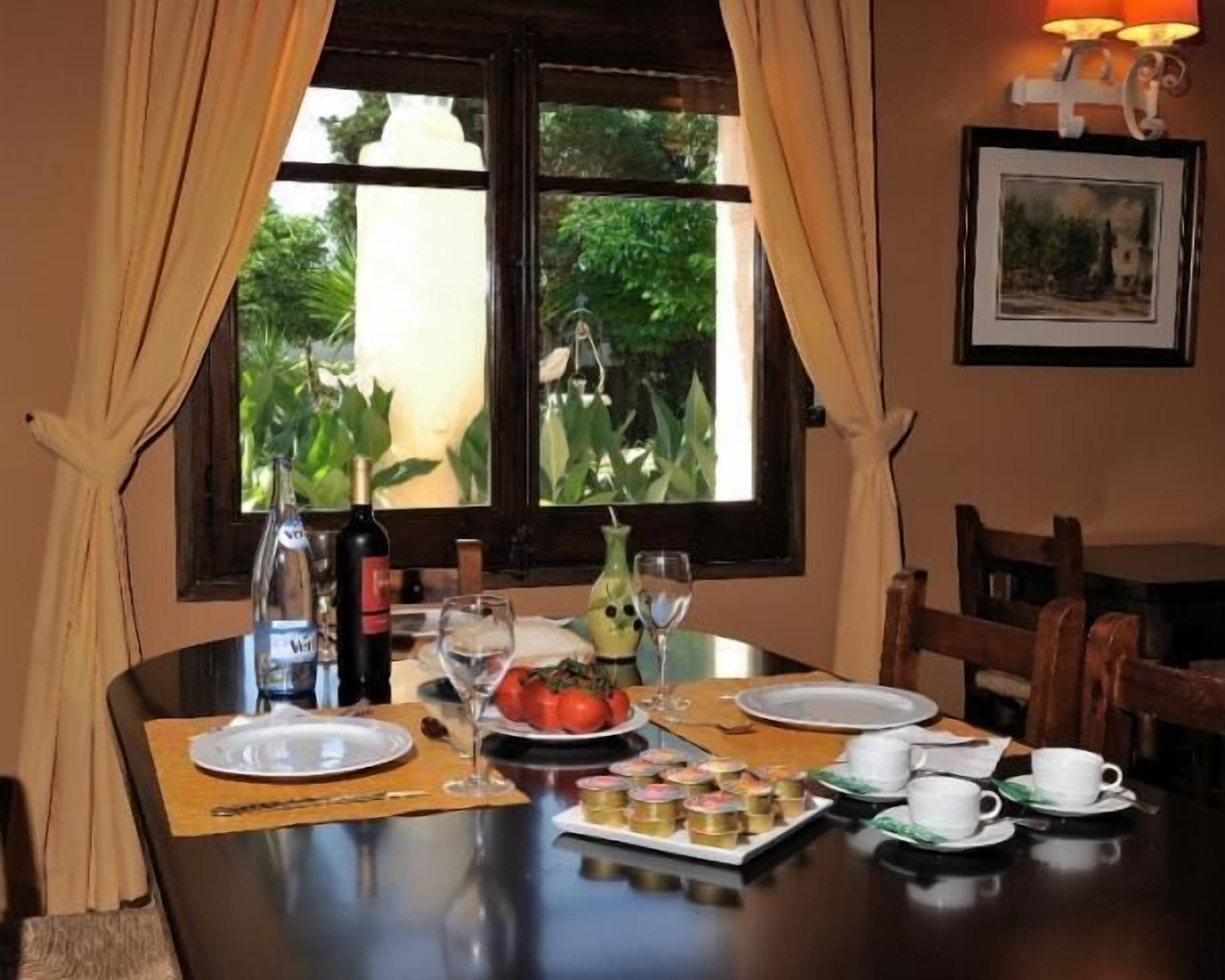 Bữa sáng buffet hàng ngày (7.00 EUR/mỗi người) 