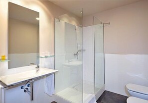 Regadera, amenidades de baño gratuitas, secadora de cabello, toallas 