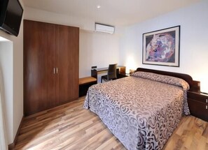 Schreibtisch, Verdunkelungsvorhänge, schallisolierte Zimmer