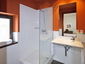 Shower, free toiletries, hair dryer, towels - Hostal del Priorat (Banyeres del Penedes)