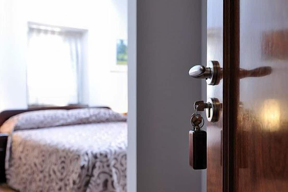 Schreibtisch, Verdunkelungsvorhänge, schallisolierte Zimmer