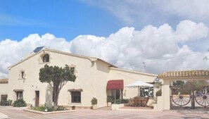 Front of property - Hostal del Priorat (Banyeres del Penedes)