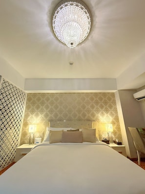 セーフティボックス (室内)、遮光カーテン、可動式ベッド、WiFi (無料)