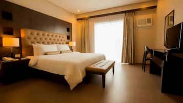 Junior Suite | In-room safe, desk, blackout drapes, iron/ironing board