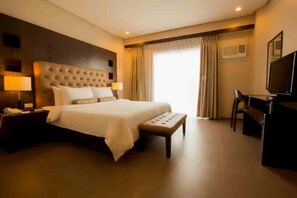 小型套房 | 客房内保险箱、办公桌、遮光窗帘、熨斗/熨板