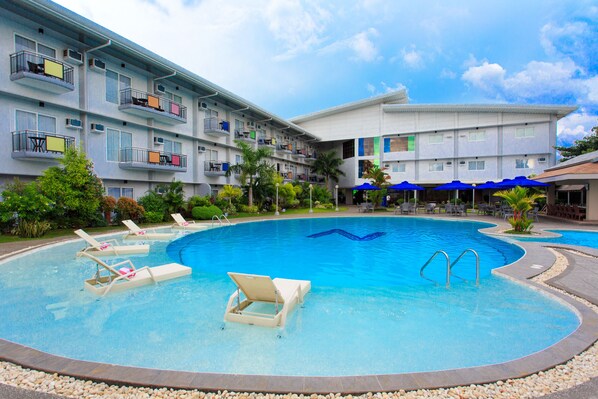 Outdoor pool, pool loungers - N Hotel (Cagayan de Oro)