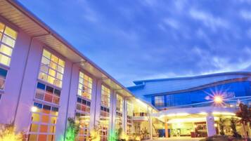 Fachada da propriedade à noite