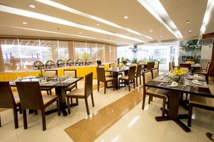 Café da manhã, almoço e jantar; culinária internacional 