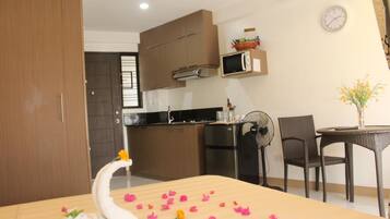 Full-size fridge, microwave, stovetop, cookware/dishes/utensils