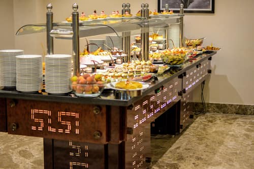 2 restaurants; breakfast, lunch, and dinner served