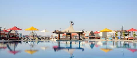 Utomhuspool och solstolar
