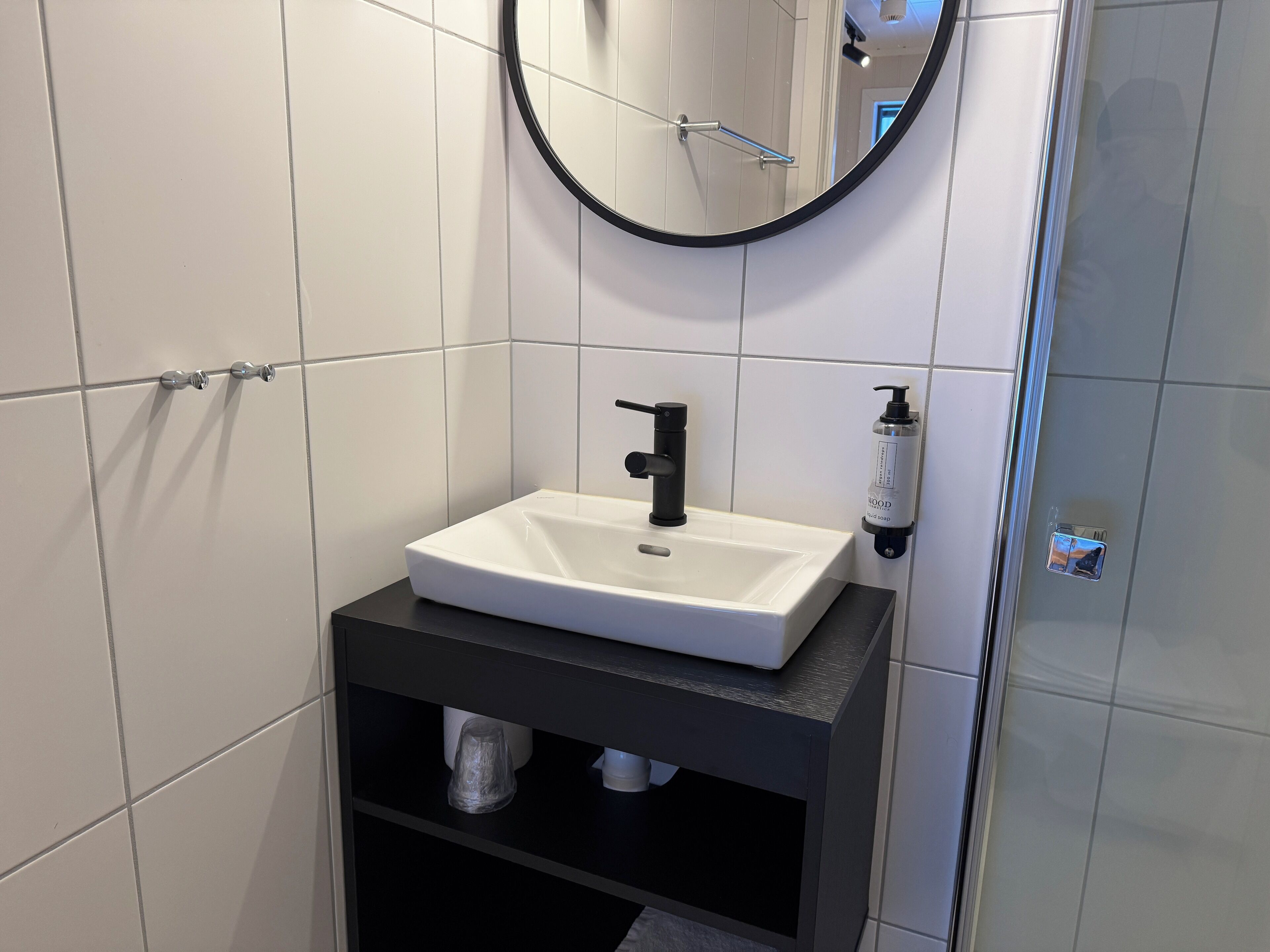 single room | bathroom | towels