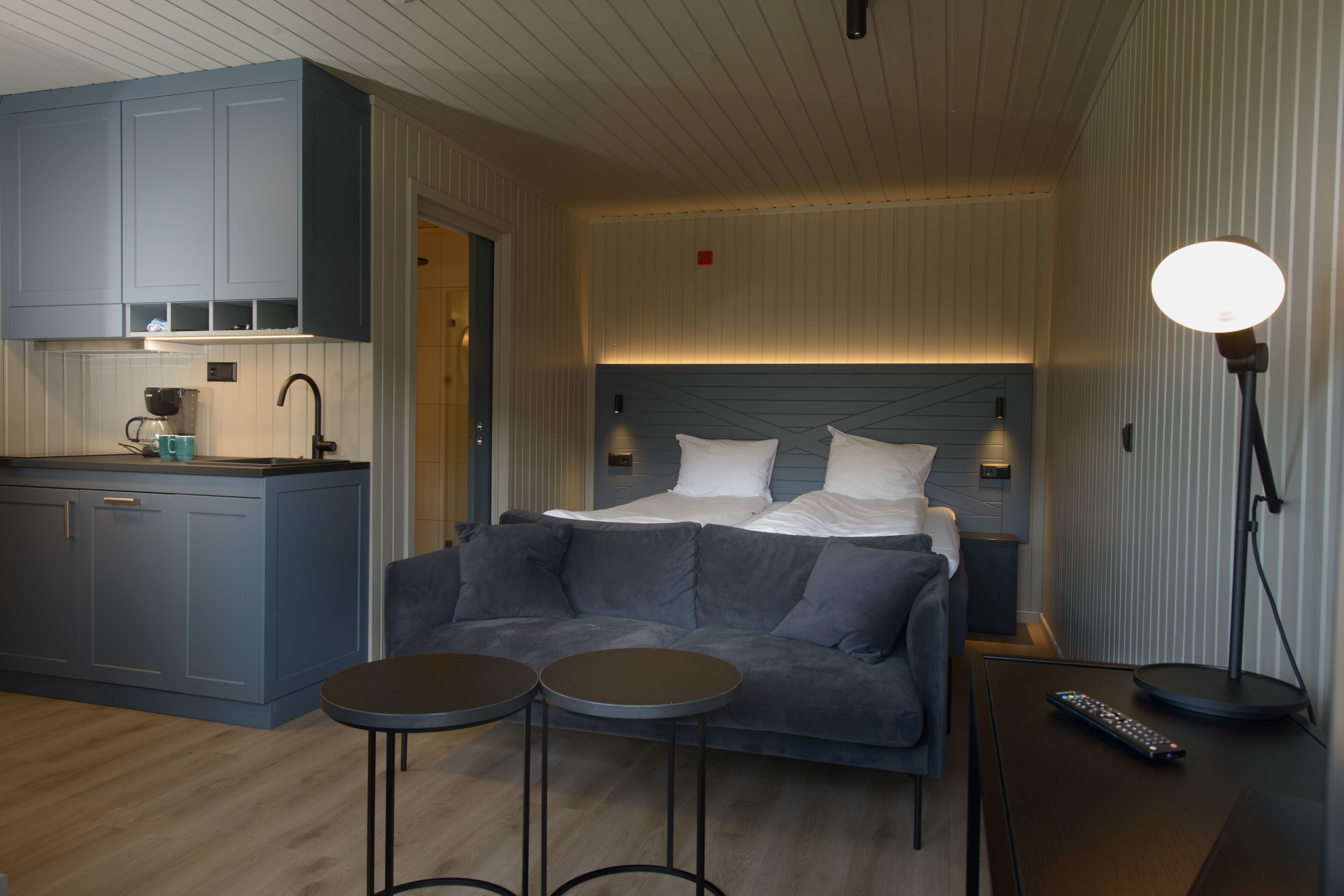 Escritorio, wifi gratis y ropa de cama 