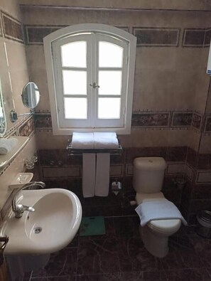 Appartamento, 2 camere da letto | Bagno | Doccia, set di cortesia gratuito, asciugamani