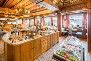 Daily buffet breakfast (EUR 12.50 per person) - Ferienhotel Knollhof (Ramsau am Dachstein)