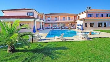 Seasonal outdoor pool, pool loungers