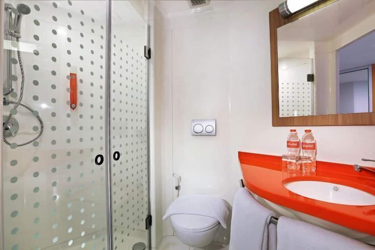 Douche, douche hydromassante, articles de toilette gratuits, chaussons