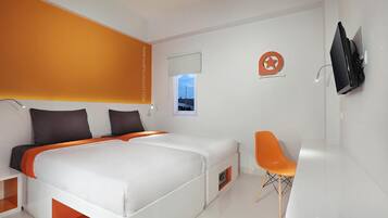 Une chambre d’hôtel moderne équipée d’un grand lit, d’un bureau, d’une chaise et d’un téléviseur.