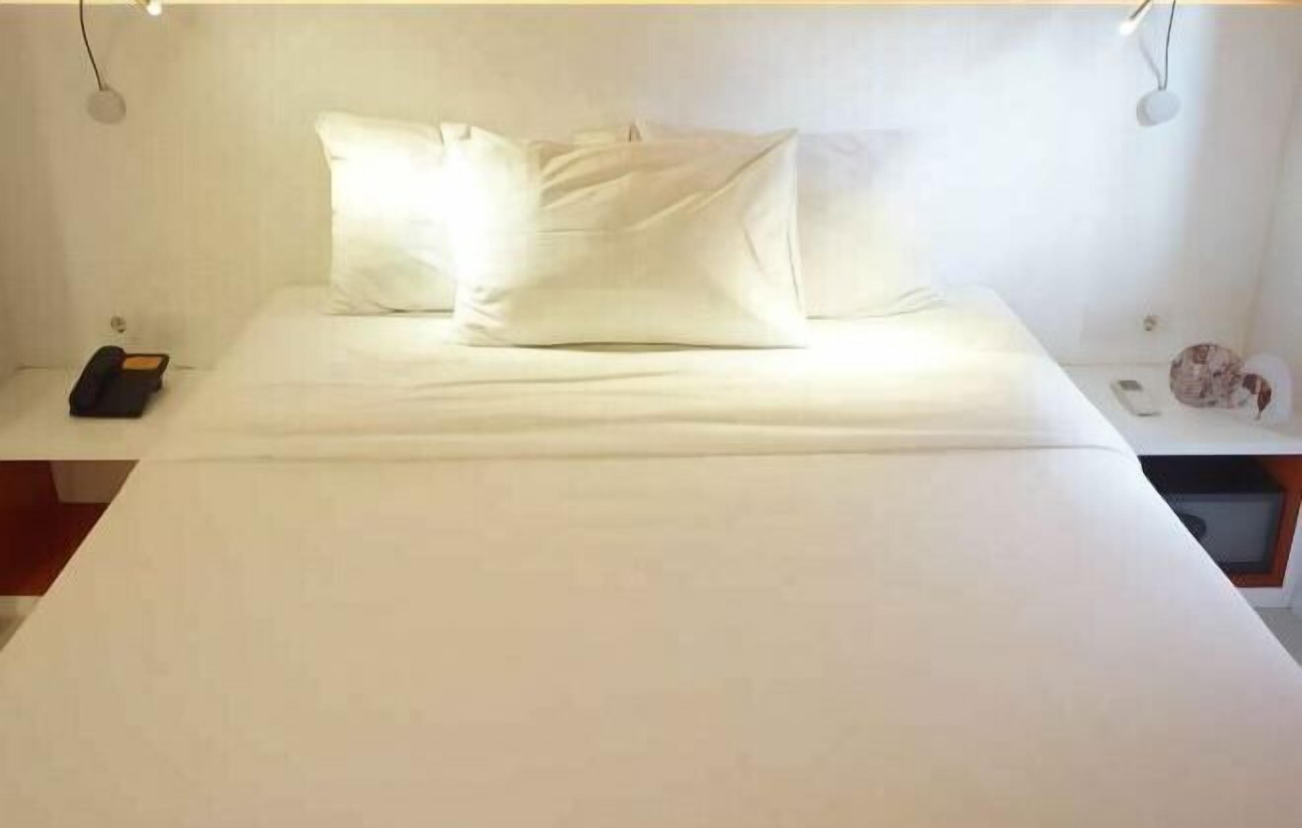 Caja fuerte, escritorio, sistema de insonorización y wifi gratis