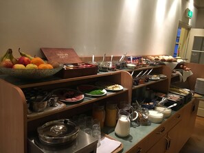 Daily buffet breakfast for a fee - Saillant Hotel Brull (Mechelen)