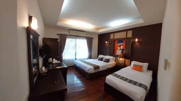 Deluxe Triple Room | Minibar, blackout drapes, free WiFi, bed sheets