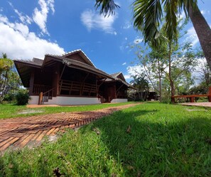 ميني بار وستائر تعتيم وواي فاي مجانًا وملاءات أسرّة