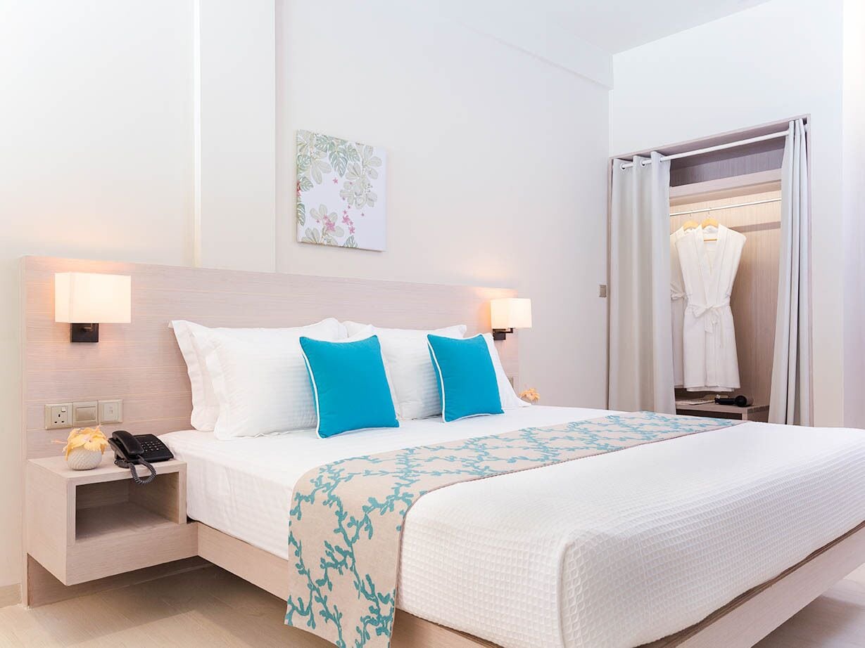 deluxe room, sea view | 1 bedroom, minibar, in-room safe, blackout curtains