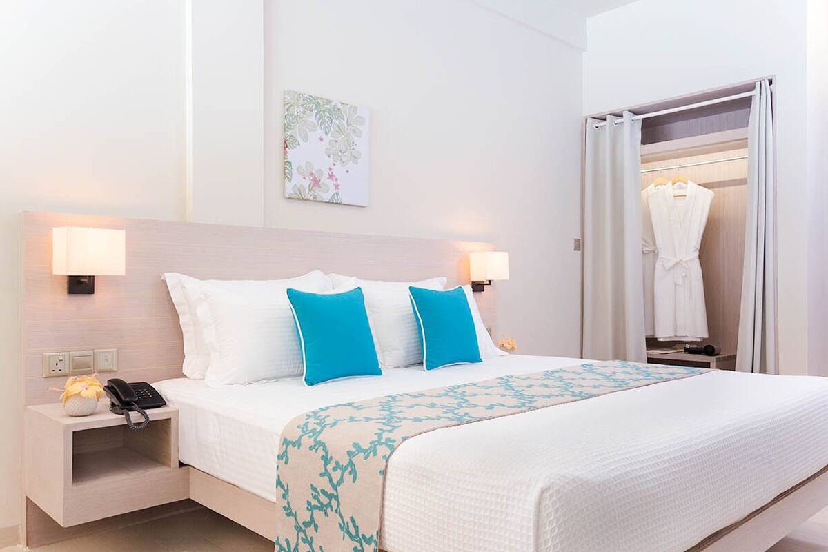 deluxe room, sea view | 1 bedroom, minibar, in-room safe, blackout curtains