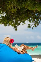 Praia particular, areia branca, espreguiçadeiras, toalhas de praia 