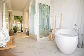 Sunset Beach Pool Suite - 50% off on Return Transfers for min 3 night stay from 1 May-31 Oct'25 | Badezimmer | Kostenlose Toilettenartikel, Haartrockner, Bademäntel, Bidet