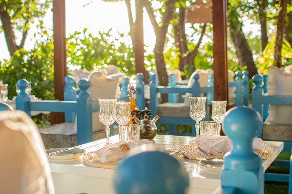 2 ห้องอาหาร, บริการอาหารเช้า อาหารกลางวัน, อาหารเมดิเตอร์เรเนียน