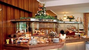 Un buffet proposant une variété de plats et agrémenté d'un centre de table décoratif.