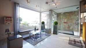 Artículos de tocador gratuitos, secador de pelo, toallas