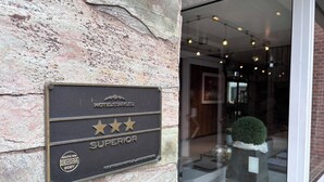 Une enseigne d’hôtel indiquant une catégorie « Supérieur » et arborant un badge « Guldgubbe DeHoga 2027 ».