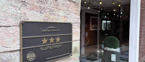 A hotel sign with a 'Superior' rating and a 'Guldgubbe DeHoga 2027' badge.