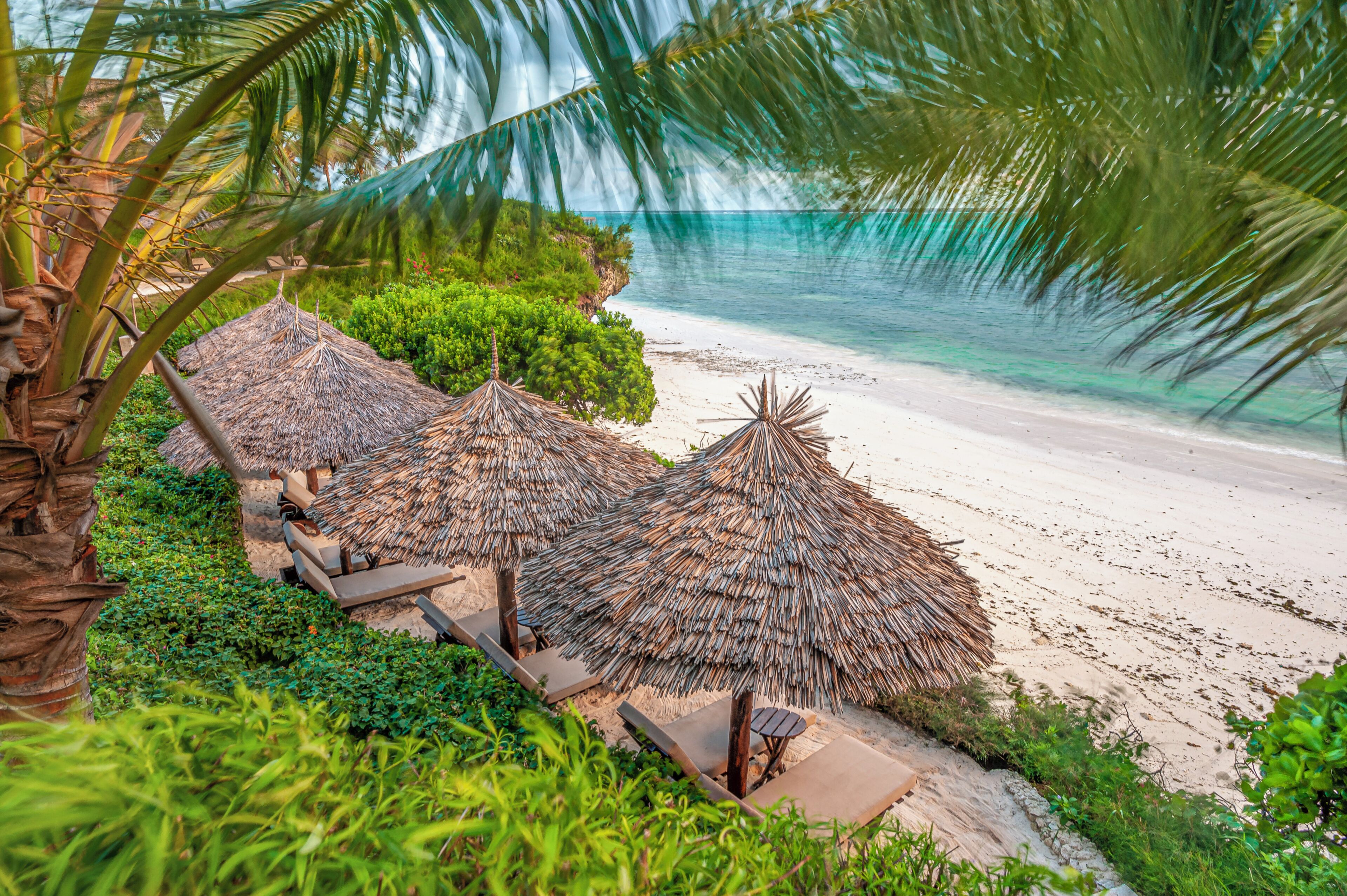Plage privée, sable blanc, chaises longues, parasols