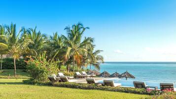 Piscina externa, espreguiçadeiras