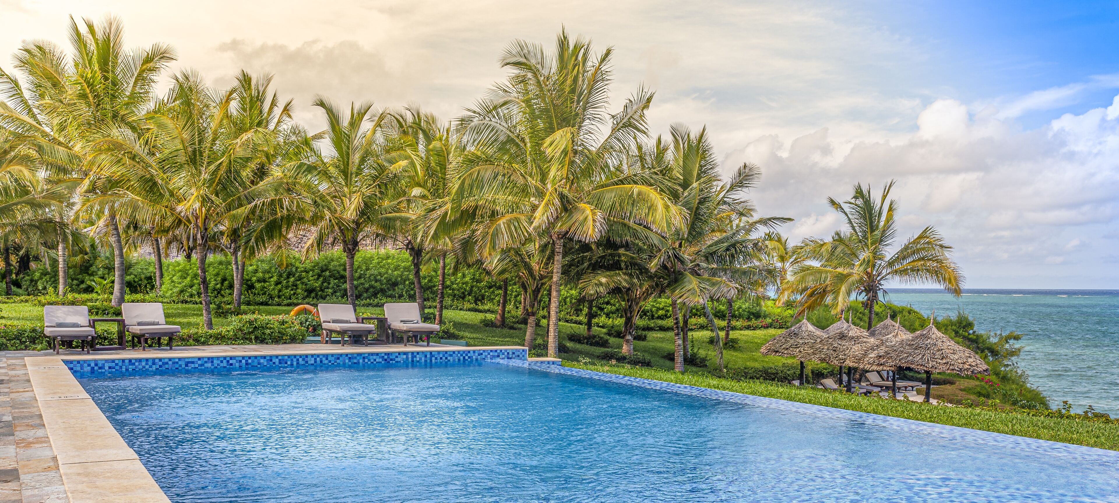 室外游泳池，日光浴躺椅