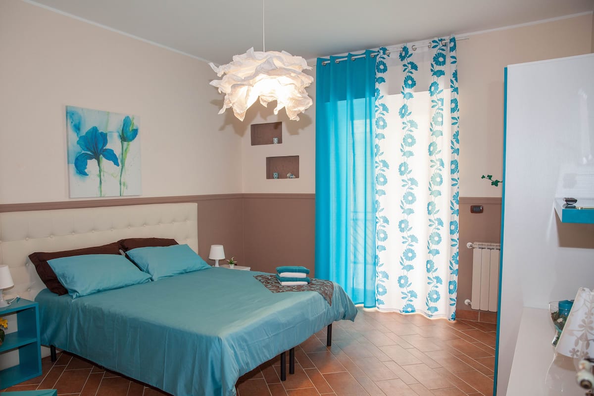 Chambre Quadruple Économique | Coffres-forts dans les chambres, lits bébé (gratuits), Wi-Fi gratuit