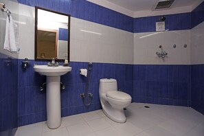 Shower, free toiletries, towels - OYO 1992 Hotel Maan's Heritage (Jaipur)
