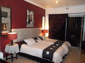 Quarto duplo standard, 2 camas de solteiro, para não fumantes (Room 4) | Cofres nos quartos, escrivaninha, berços grátis, Wi-Fi de cortesia