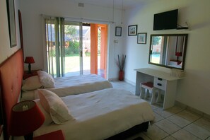 Standard Twin Room, 2 Single Beds, Non Smoking (Room 4) | In-room safe, desk, free cots/infant beds, free WiFi - Linga Longa Guest House (Kempton Park)